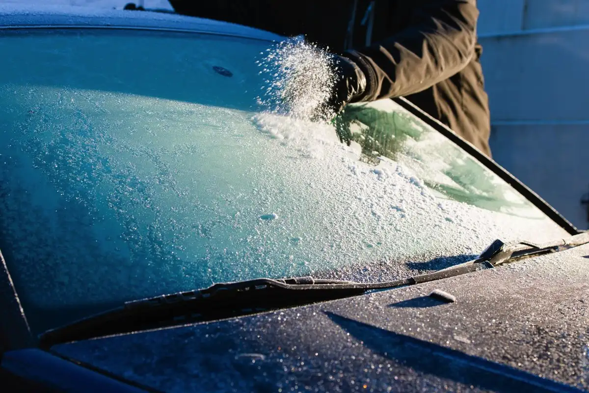 Kako odstraniti sneg in umazanijo z avta, ne da bi poškodovali karoserijo: 3 skrita pravila