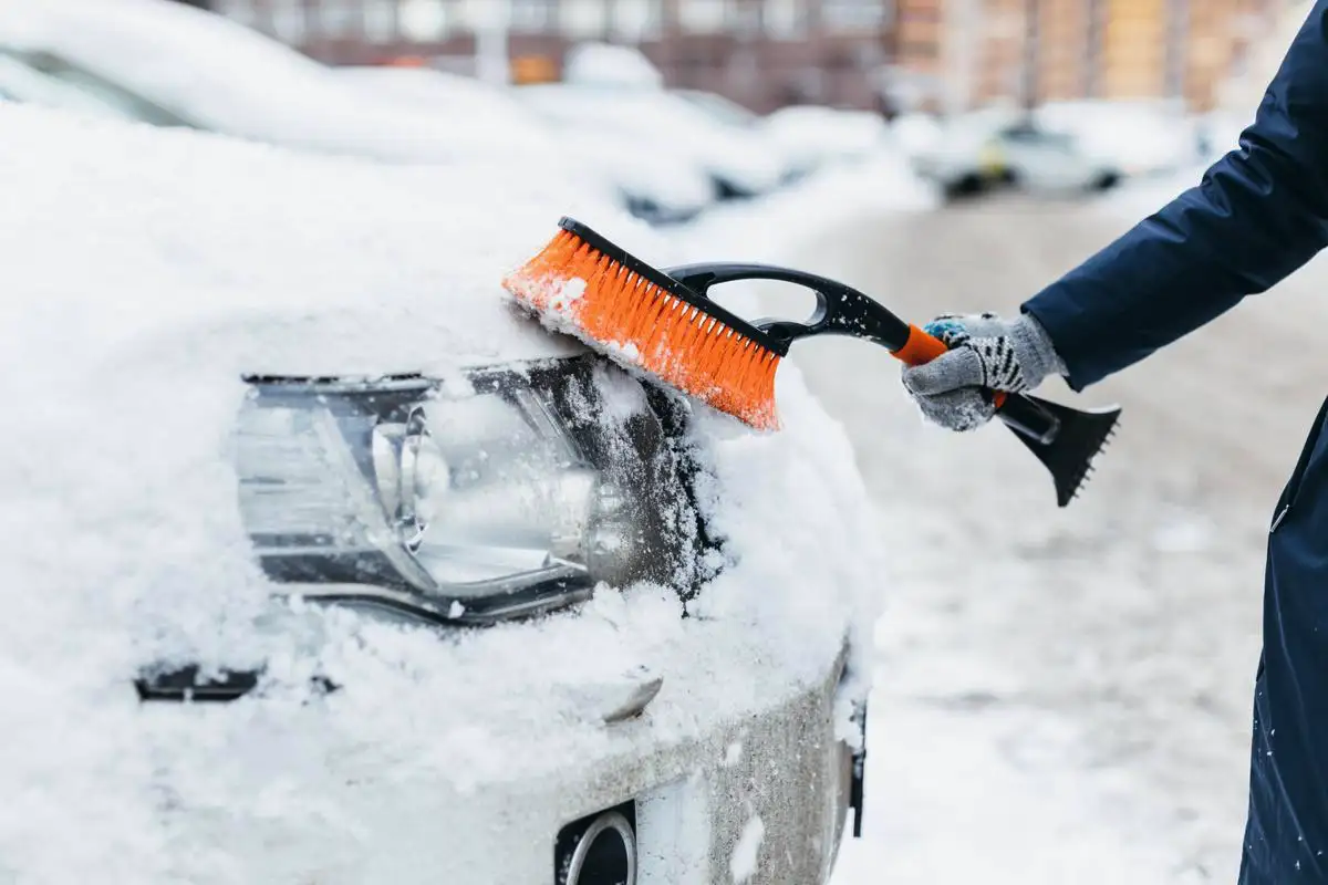 Kako odstraniti sneg in umazanijo z avta, ne da bi poškodovali karoserijo: 3 skrita pravila
