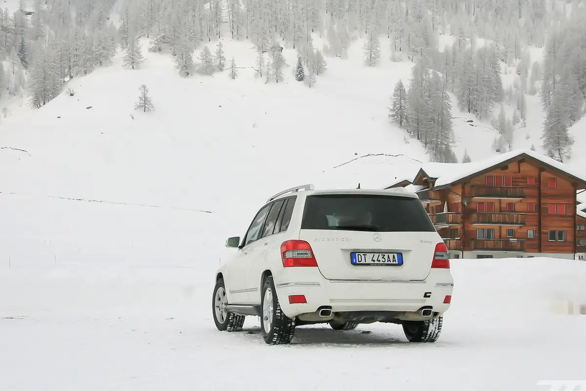 Zakaj avto pozimi kar naenkrat začne “skakati” kot nor in kako to rešite brez servisa – tudi če ste še nikoli pogledali pod platišče