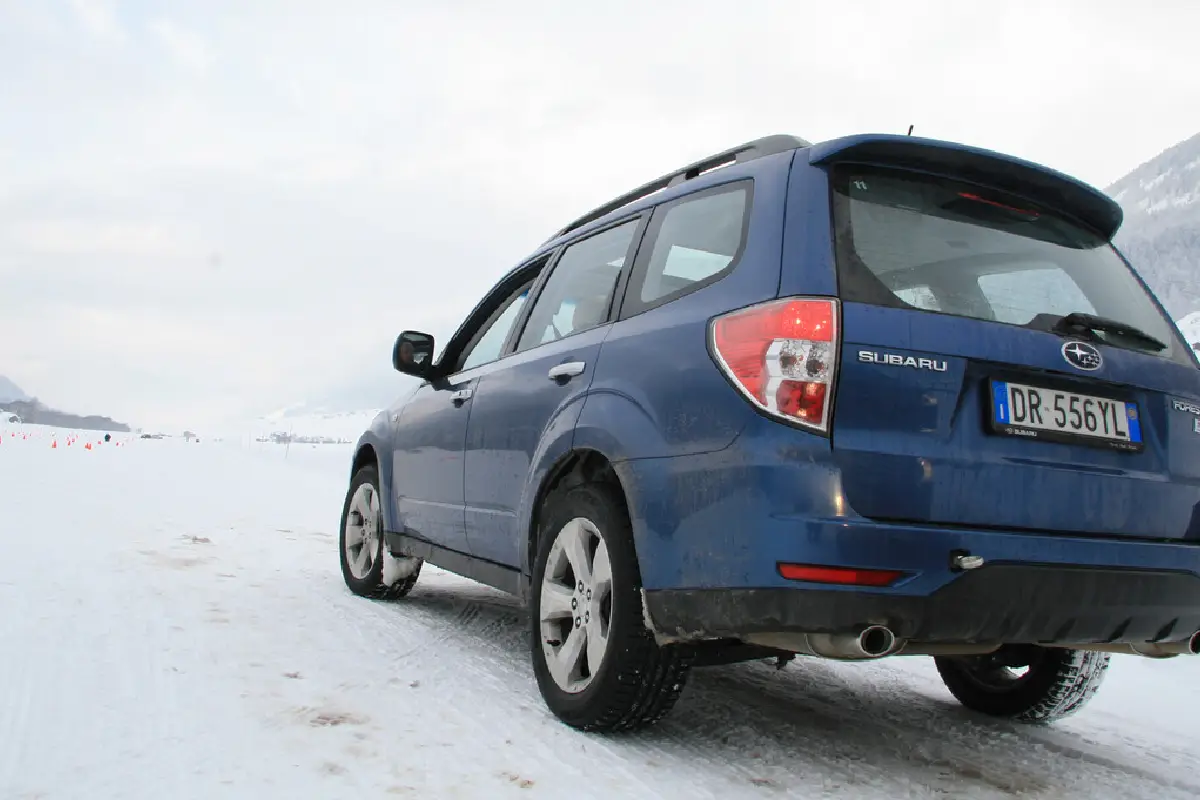 Zakaj avto pozimi kar naenkrat začne “skakati” kot nor in kako to rešite brez servisa – tudi če ste še nikoli pogledali pod platišče