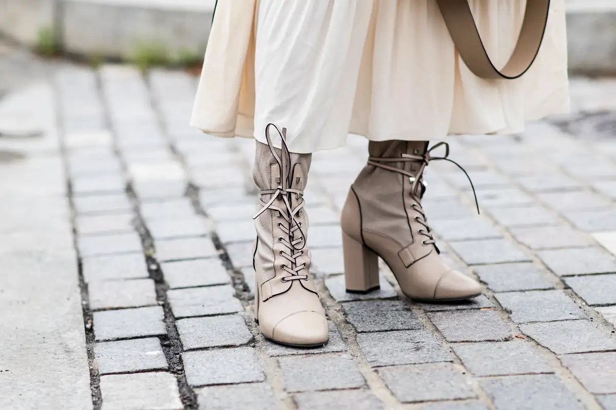 Borcegi s platformo gredo iz mode: to so elegantni gležnjarji, ki bodo trend ta božič