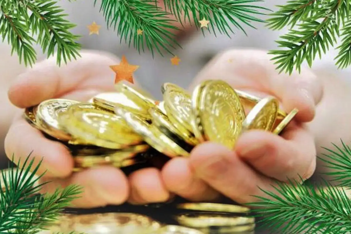Zakaj je vredno skriti kovance na božični jelki: starodavni ritual za privabljanje bogastva, izobilja in finančne sreče