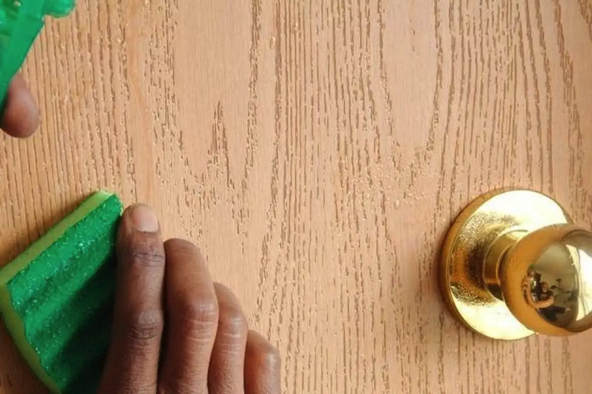 Kako z domačim trikom očistiti lesena vrata in jim povrniti prvotni sijaj