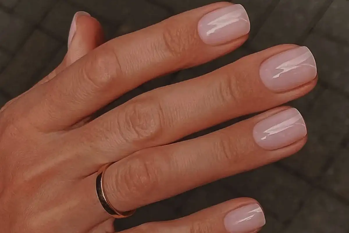 Cloud Dancer – glavni manikir leta 2026 v barvi Pantone: eleganten in univerzalen odtenek