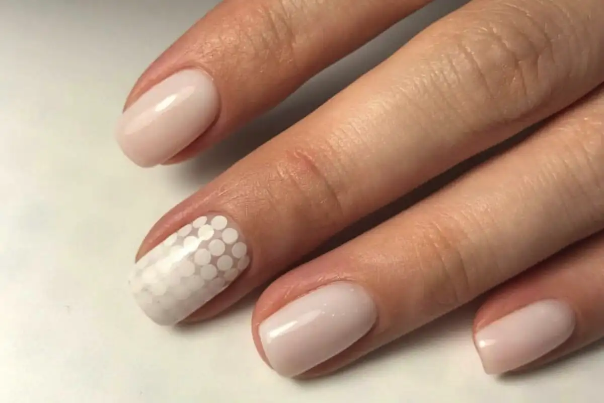 Cloud Dancer – glavni manikir leta 2026 v barvi Pantone: eleganten in univerzalen odtenek