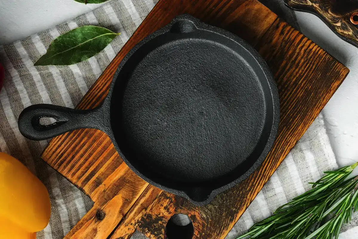 Kako iz stare ponve narediti čudovito lončnico za vrt, balkon ali teraso – in zakaj bo to postalo vaš najljubši DIY projekt letošnjega leta