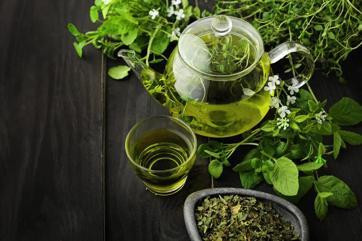 Ni aloe vera, ni kamilica: domača maska iz zelenega čaja, ki spodbuja kolagen in neguje kožo