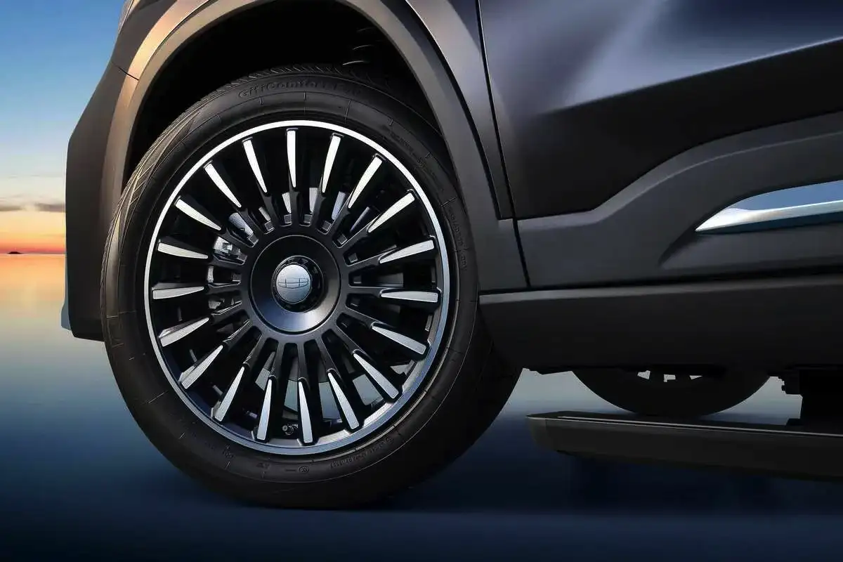 Geely predstavil tehnologijo, ki omogoča električnim avtomobilom vožnjo postrani z 90° obračanjem koles