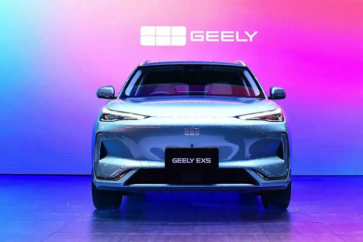 Geely predstavil tehnologijo, ki omogoča električnim avtomobilom vožnjo postrani z 90° obračanjem koles