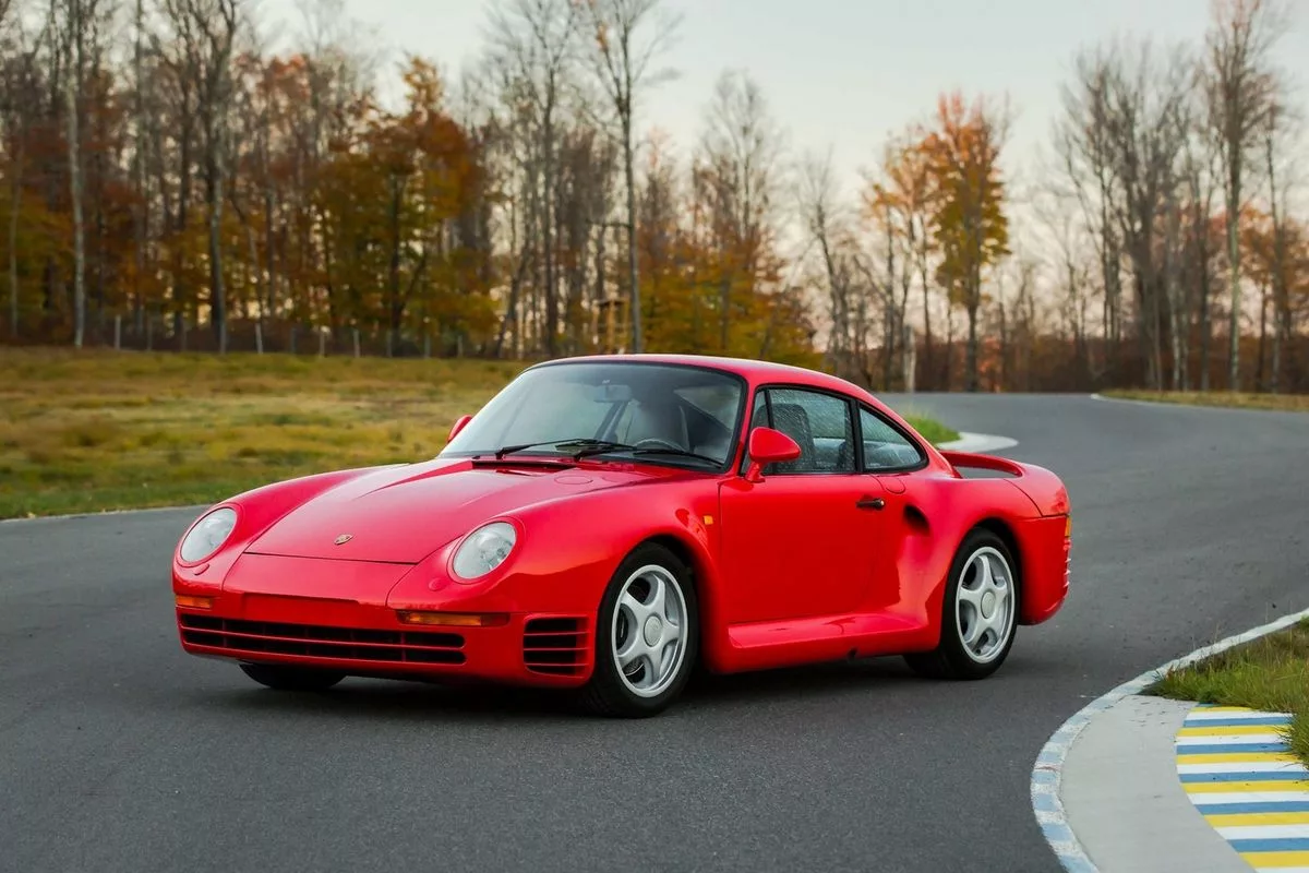 V 80-ih je obstajal samo en pravi gospodar asfalta: avto, ki je še leta 2025 sramuje 99 % vsega, kar se danes imenuje “hitro”