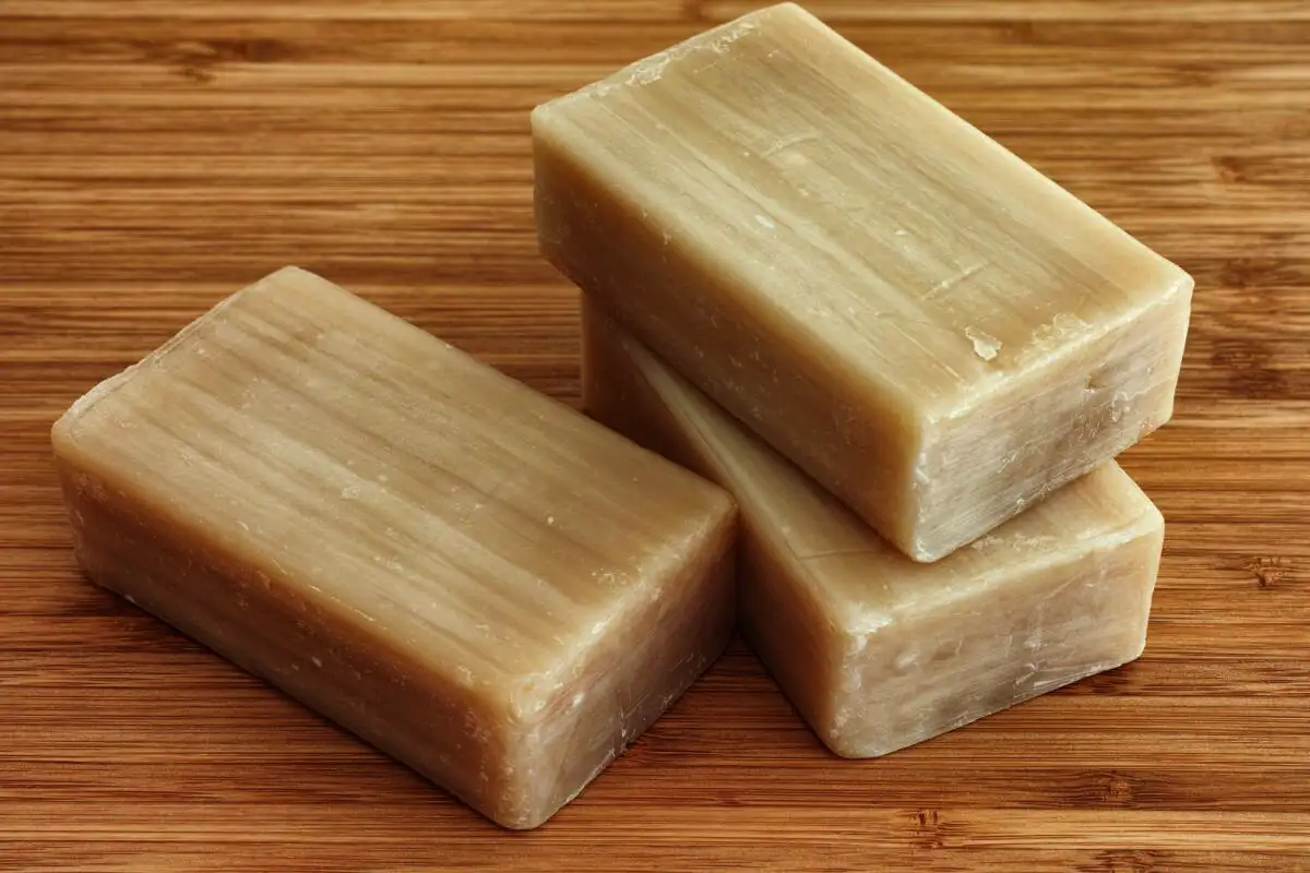 Gospodinjsko milo kot univerzalni pomočnik doma: rešitve za vsakdanje težave – preprosto, ekološko in varno