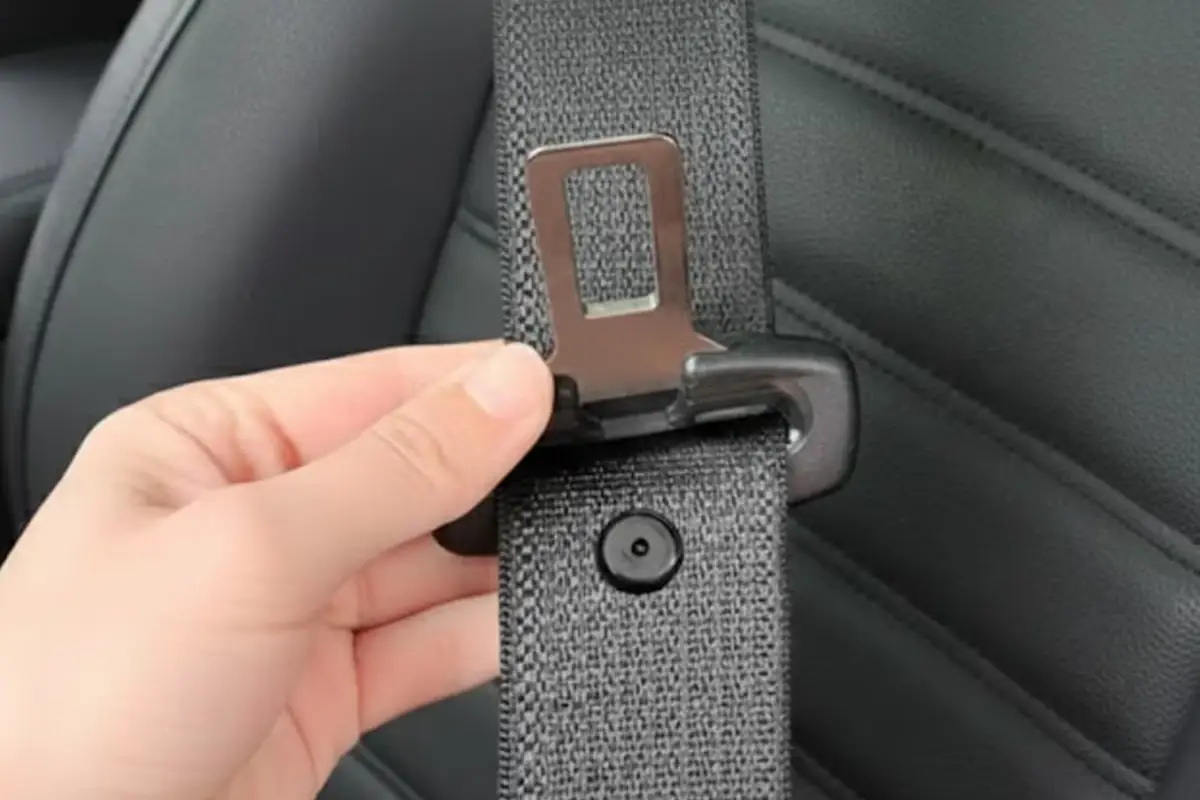 Malo ljudi ve: čemu služi gumb na varnostnem pasu