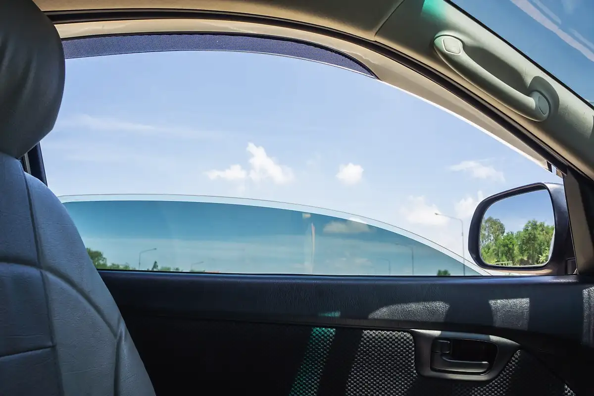 Zakaj avto začne močno vibrirati in brneti, ko je spuščeno samo eno okno?