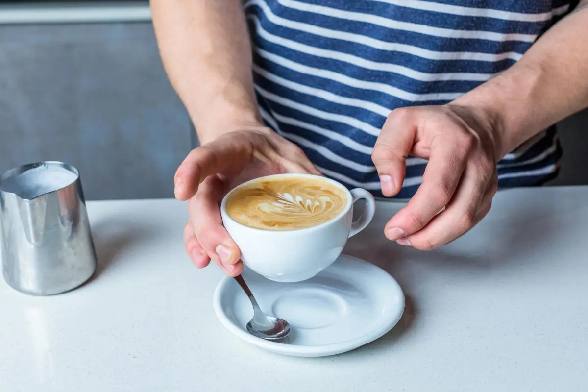 Pet stvari, ki jih nikoli ne jejte h kavi, če nočete uničiti zdravja (in ena vas bo res presenetila)