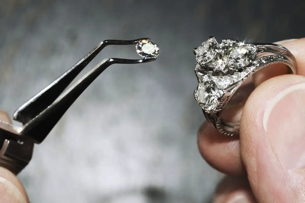 Kako preveriti, ali je kamen v nakitu naraven