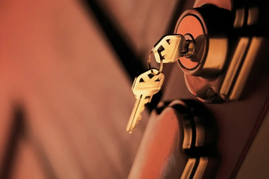 Nevarna navada: kaj se dogaja, če pustiš ključ v vratih čez noč – strokovnjaki opozarjajo na skrite tveganja
