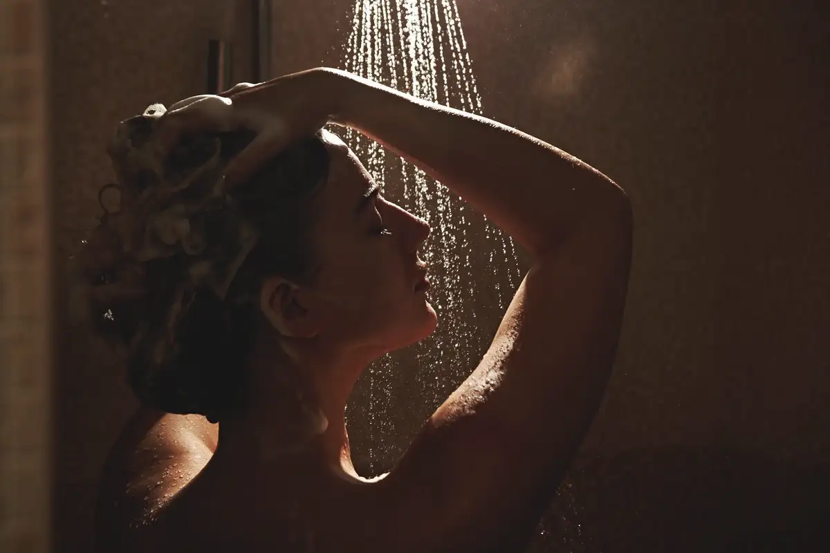 Temni tuš: ali je novi trend iz družbenih omrež koristen za spanec