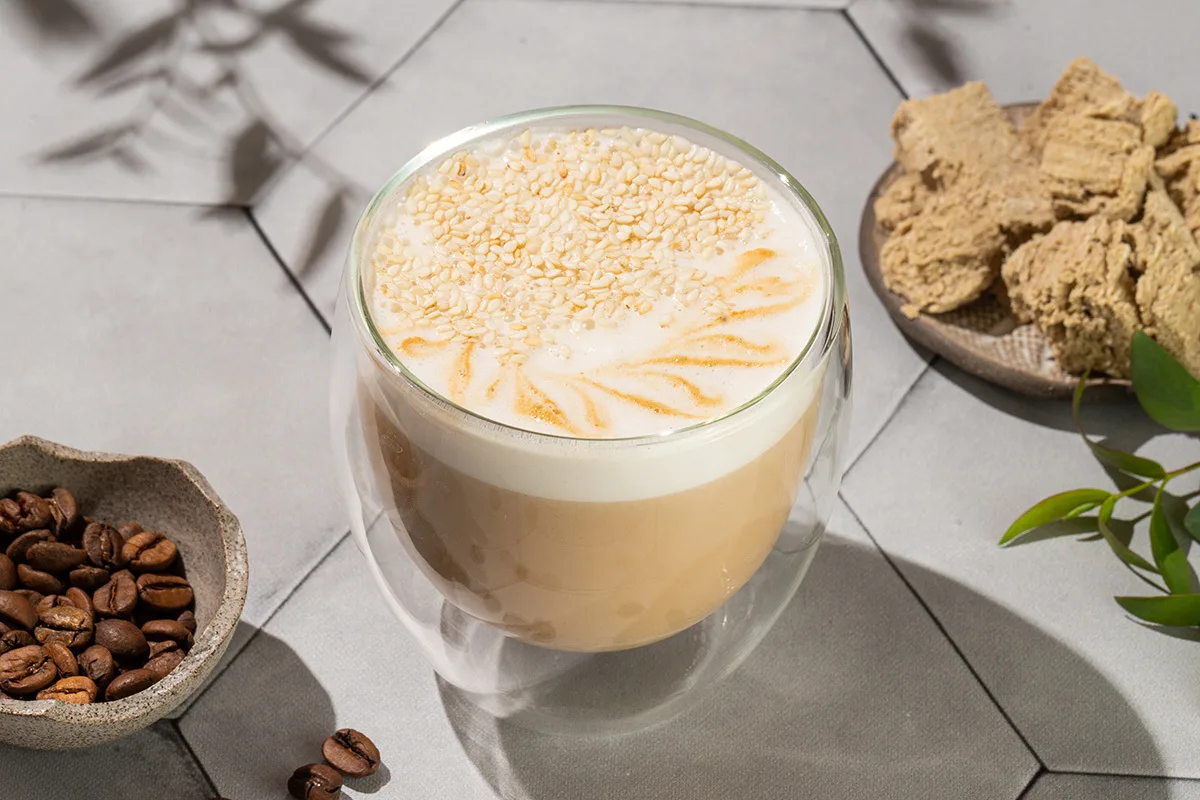 Najbolj kremast domač café latte: pozimi ga pripravite v 3 minutah z le 4 sestavinami 