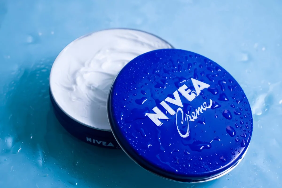 Kremo Nivea iz modre pločevinke namaži zvečer – in koža ti bo hvaležna kot še nikoli