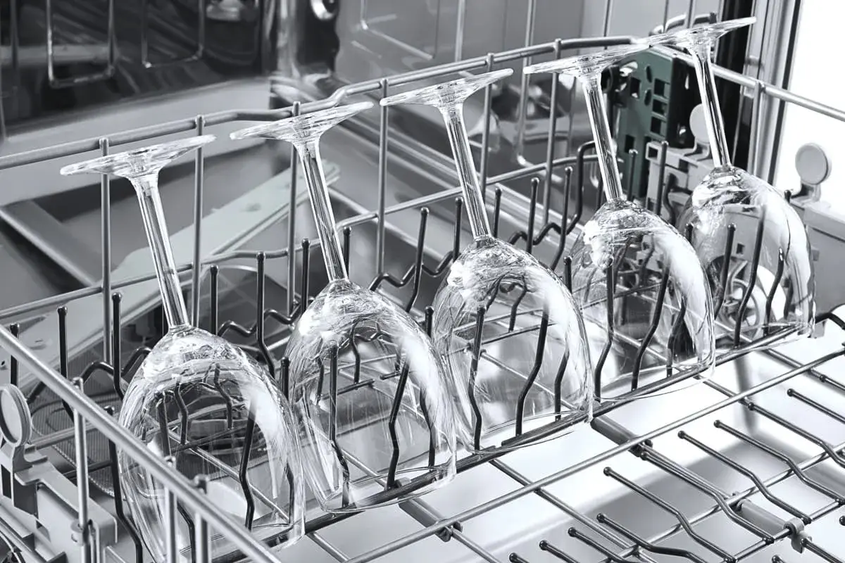 Ali lahko kristalno posodo pomivate v pomivalnem stroju: strokovnjaki razkrili vse nianse – ročno pranje je varnejše