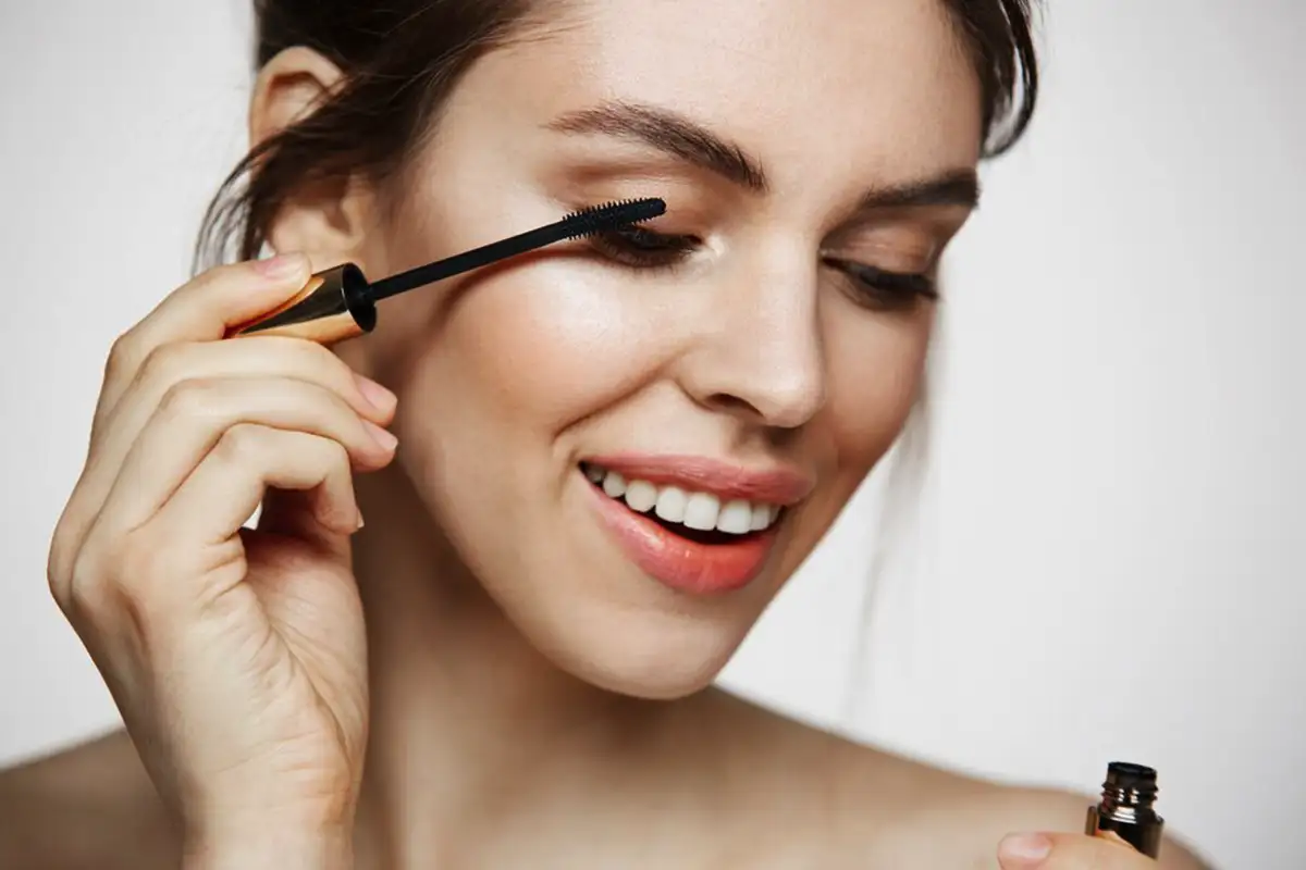 Ena sama sprememba v ličenju, ki te naredi vidno mlajšo in spočito – brez novega korektorja ali spanja