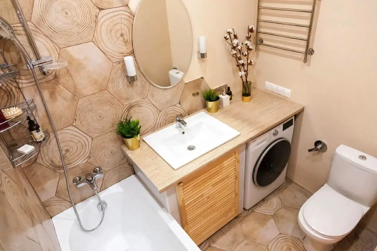 Majhne kopalnice: poceni triki, ki podvojijo prostor brez obnove