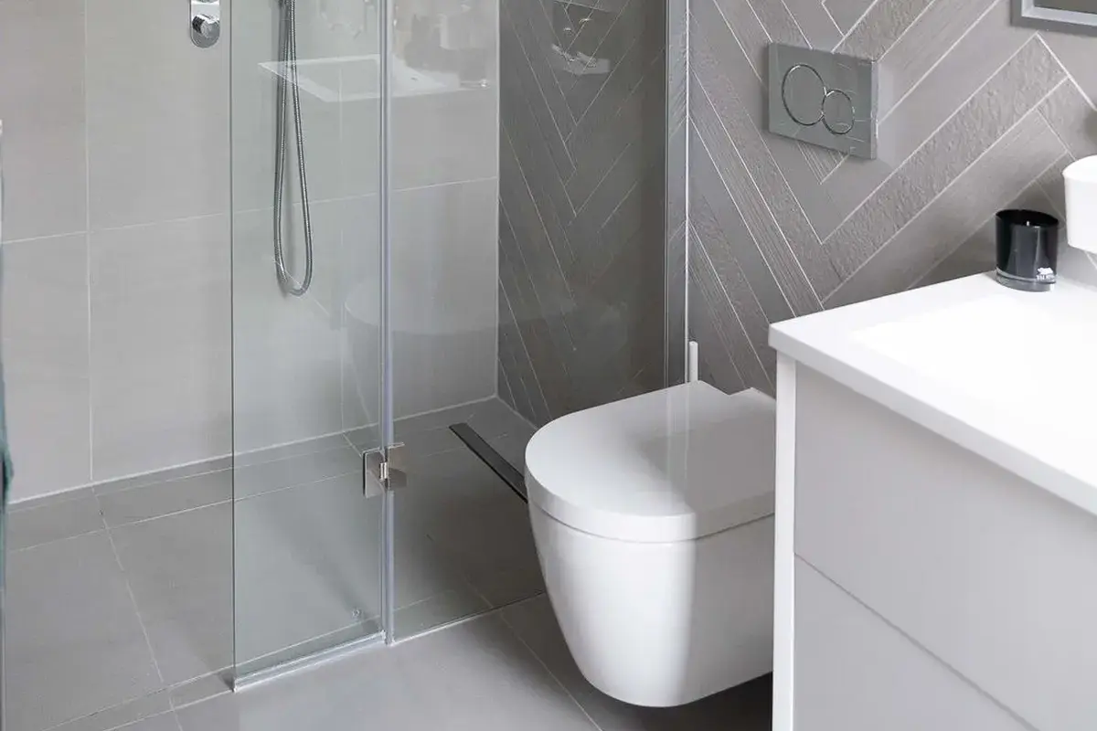 Majhne kopalnice: poceni triki, ki podvojijo prostor brez obnove