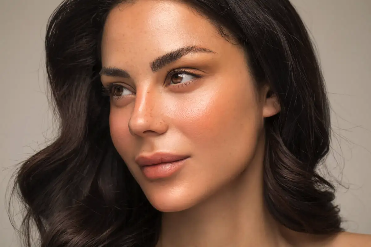 Redčenje obrvi: zakaj z leti izginejo z obraza in kako jih pravilno zamaskirati