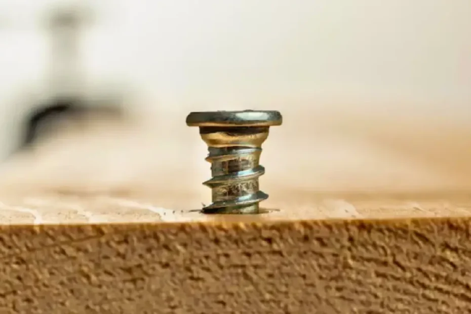 Kako odstraniti vijak brez izvijača – 10 preizkušenih trikov, ki delujejo tudi takrat, ko je glava popolnoma uničena