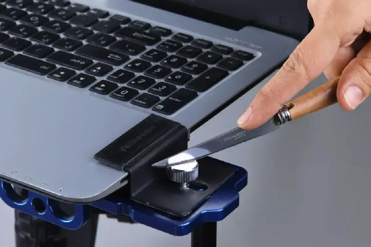 Kako odstraniti vijak brez izvijača – 10 preizkušenih trikov, ki delujejo tudi takrat, ko je glava popolnoma uničena