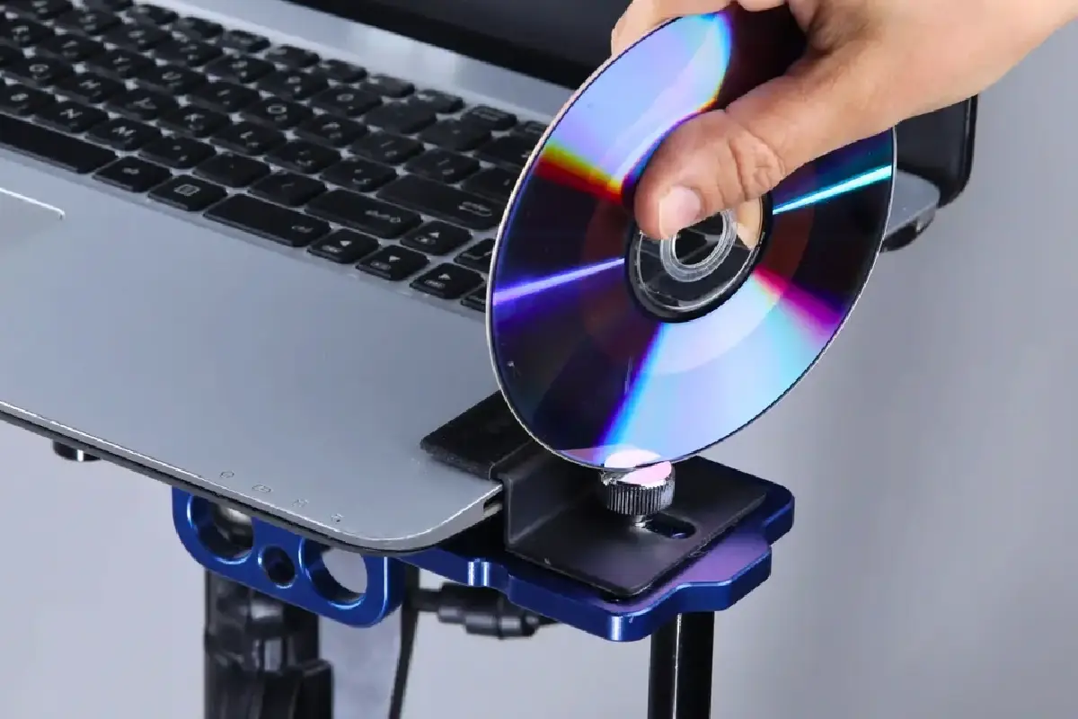 Kako odstraniti vijak brez izvijača – 10 preizkušenih trikov, ki delujejo tudi takrat, ko je glava popolnoma uničena