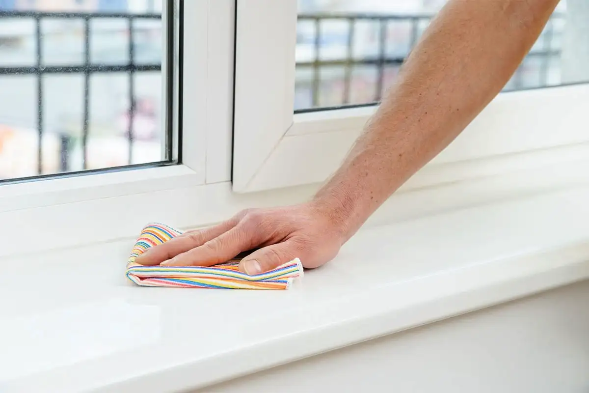 Kako v 5 minutah vrniti okensko polico belino brez kemikalij: preverjen lifehack s preprostimi sredstvi