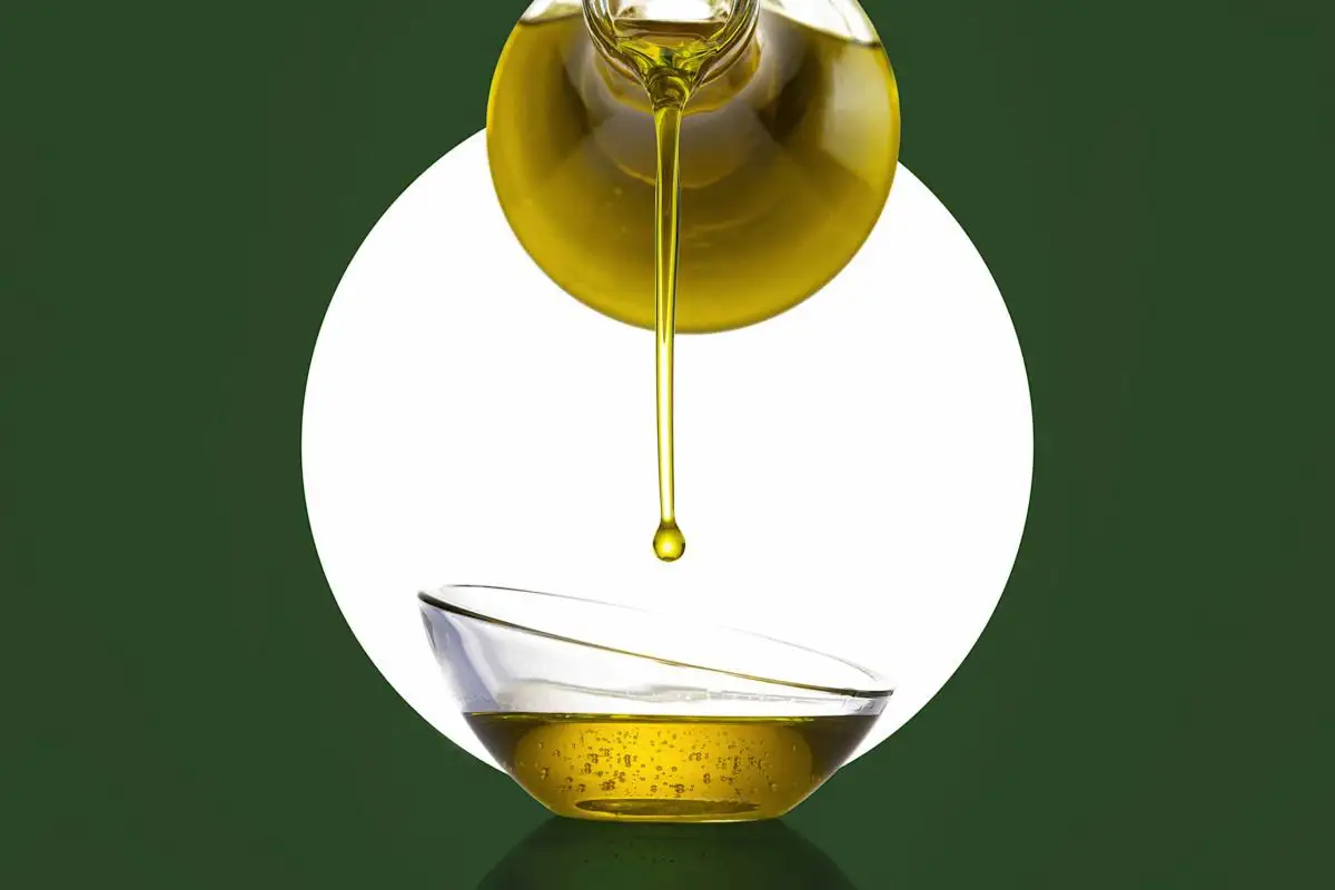 Vlaženje ali zamašene pore: strokovnjaki pojasnijo, ali je vredno mazati obraz z olivnim oljem