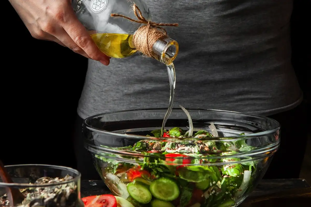 S čim nadomestiti sončnično in oljčno olje: idealne alternative za cvrtje najokusnejših jedi – varne, okusne in zdrave