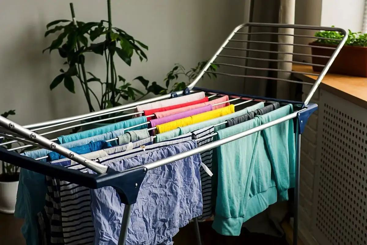 Perilo se posuši tudi v hladnem stanovanju: preprost trik proti vlagi – hitro in brez vonja