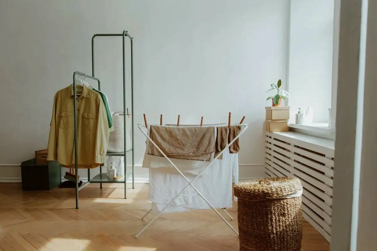 Perilo se posuši tudi v hladnem stanovanju: preprost trik proti vlagi – hitro in brez vonja