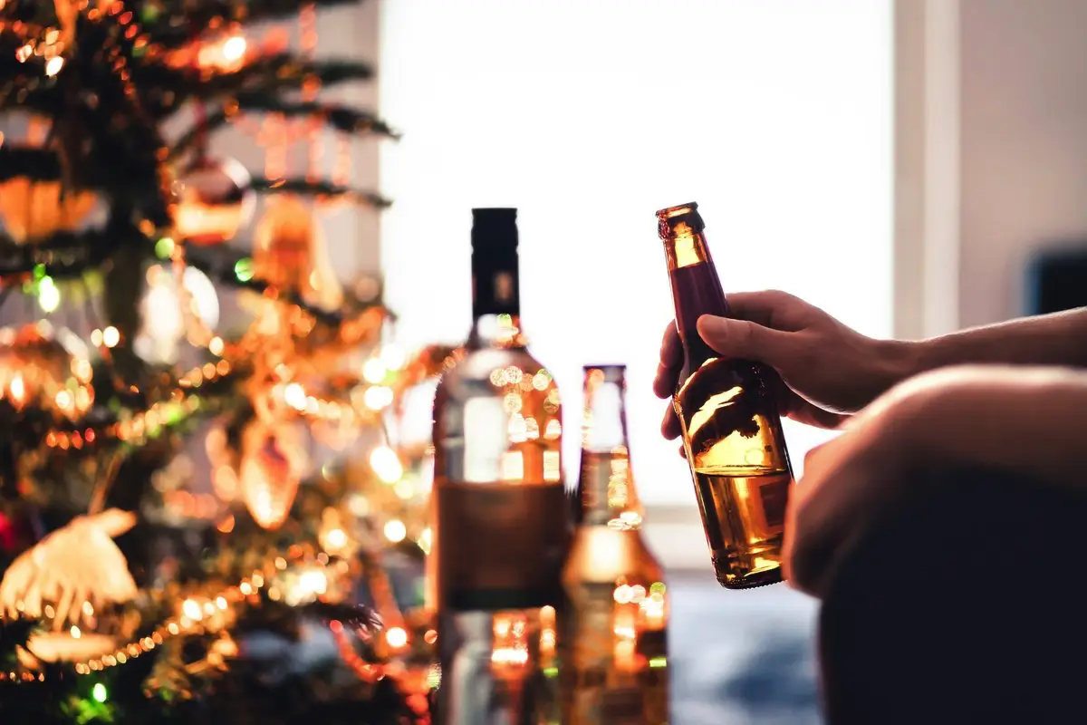 Znanstveniki: pivo in vino med prazniki lahko zaščitita pred demenco – zmernost zmanjša tveganje za več kot tretjino