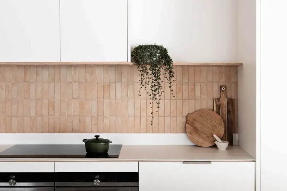 Kuhinje 2026 so brez ploščic po vseh stenah – in to ni trend, to je nova normalnost