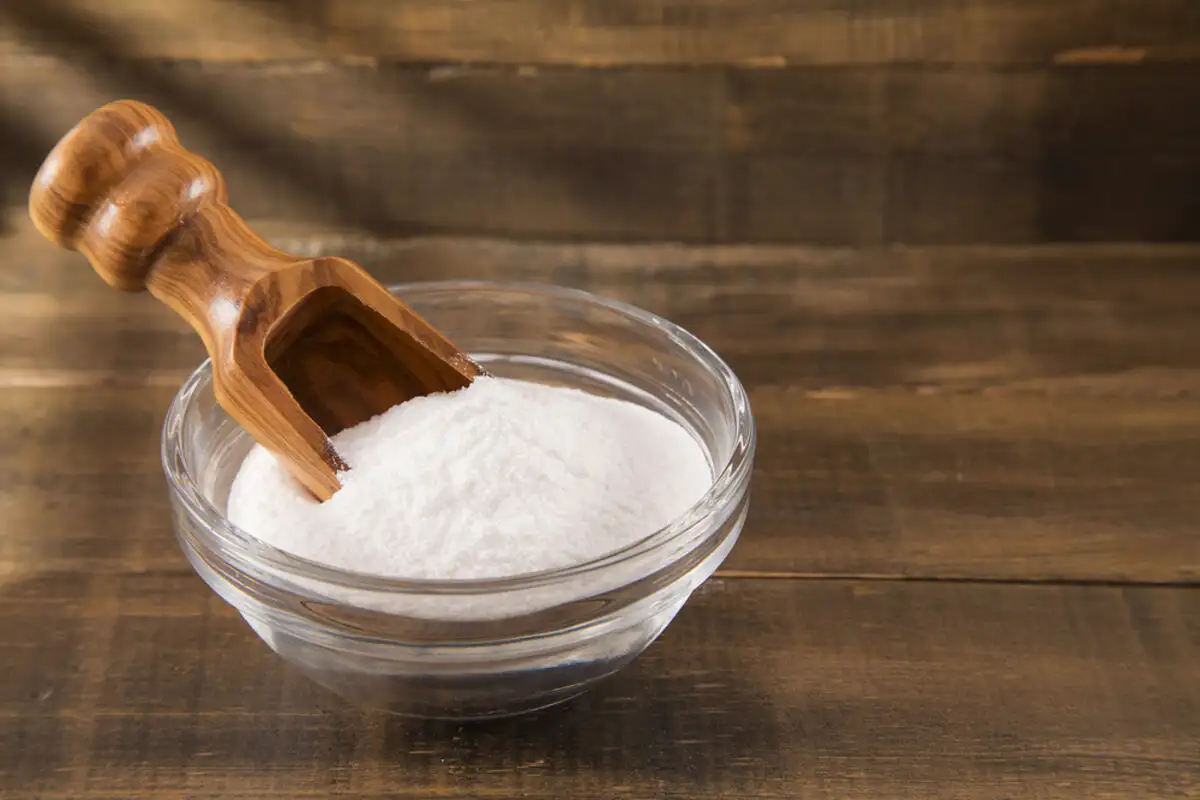 Kako s sodo bikarbono preprečiti zobni kamen, odstraniti madeže in narediti zobe naravno bolj bele