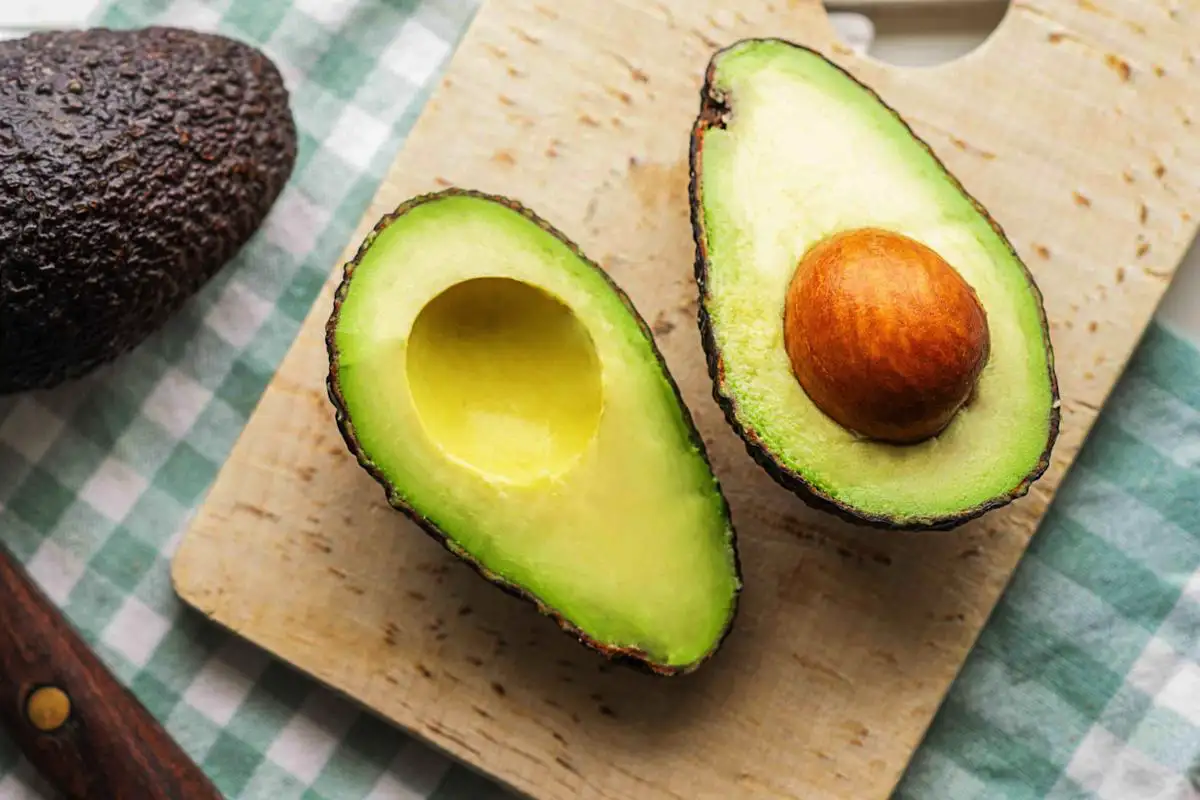 Kaj jesti, da ne boste pridobili teže po 50. letu: ti 7 živil za zajtrk pomagajo topiti maščobo na trebuhu