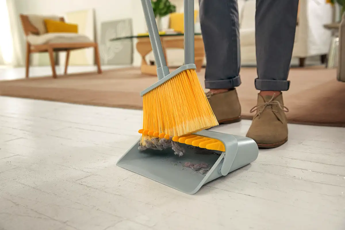 Zakaj gospodinje po vsem svetu zdaj metuljčijo prozorno folijo okrog metle – in zakaj boš tudi ti začela že jutri