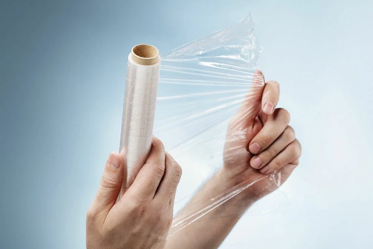 Zakaj gospodinje po vsem svetu zdaj metuljčijo prozorno folijo okrog metle – in zakaj boš tudi ti začela že jutri