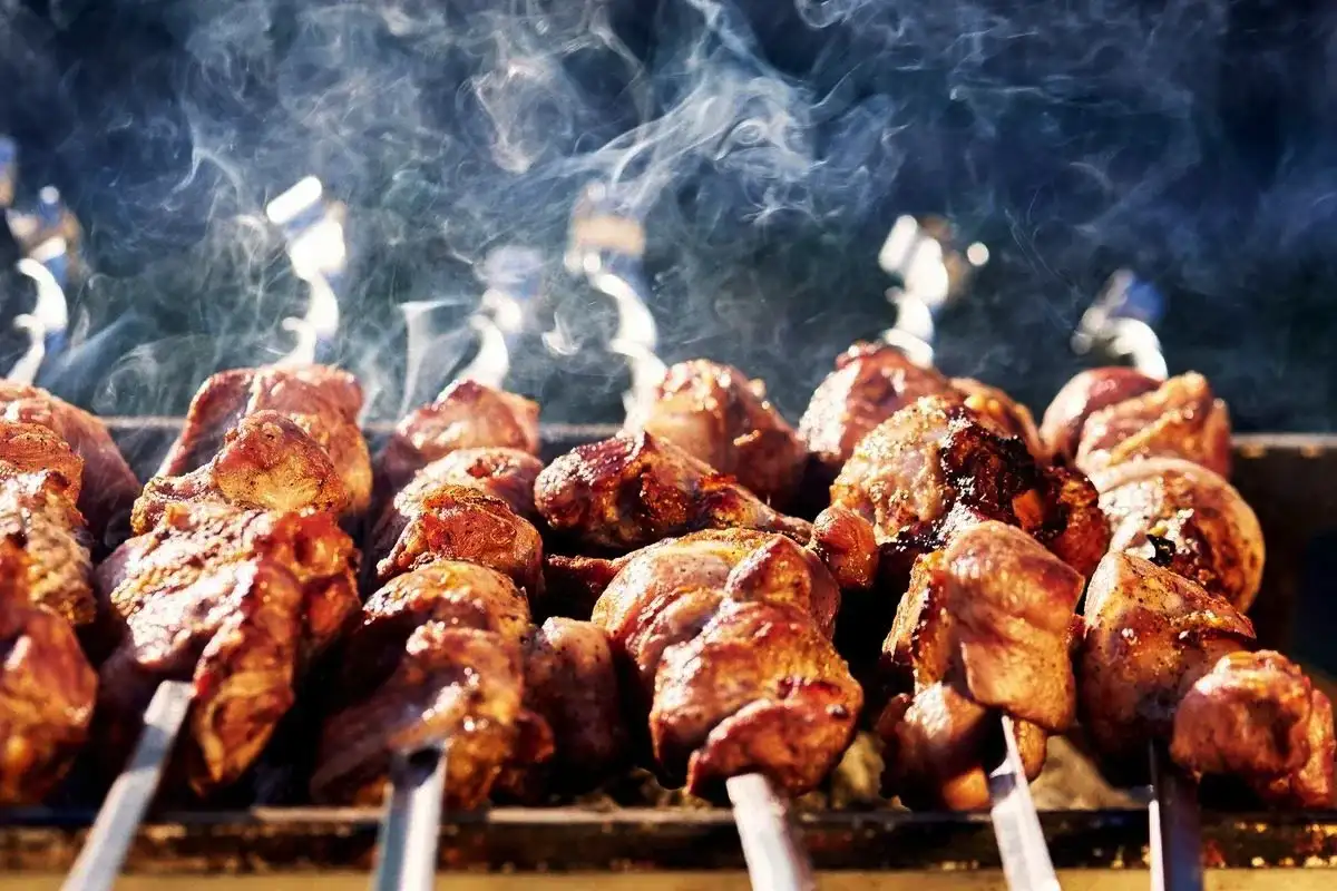 Ne mariniraj zaman: tukaj so 3 preprosti skrivnosti, ki naredijo tvoj ražnjič sočen in nežen