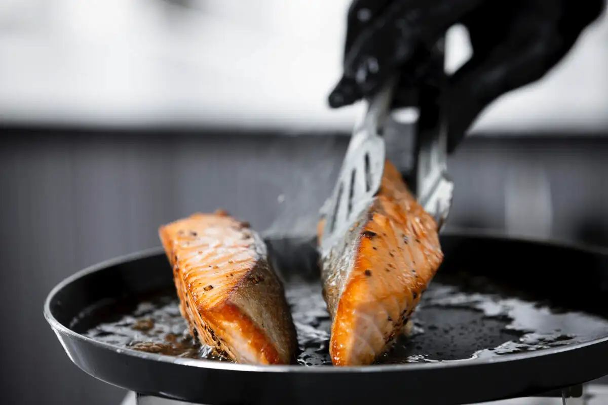 Kako ocvreti ribo, da se ne prilepi na ponev: zanimiv lifehack – preprost in učinkovit