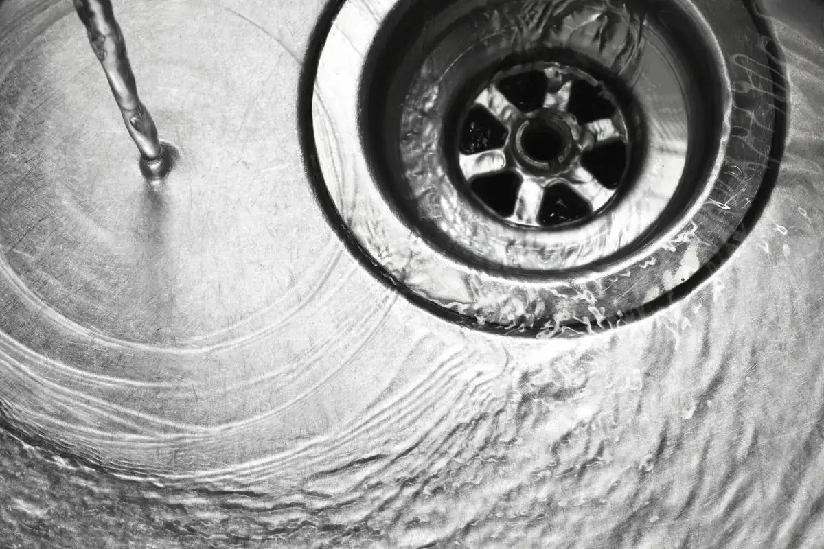 Rja na kadi in straniščni školjki izgine, kot da je ni bilo: preizkušen način čiščenja – preprost in učinkovit