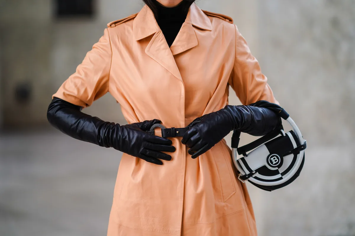 Streetstyle: katere rokavice izbirajo in kako jih nosijo modne poznavalke pozimi – trendi 2026