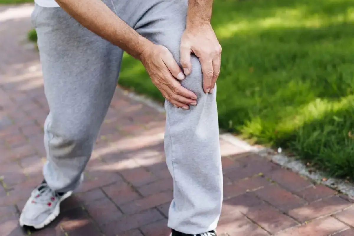 Ne kolesarjenje, ne hoja: Preprost gib, ki ščiti kolena starejših odraslih