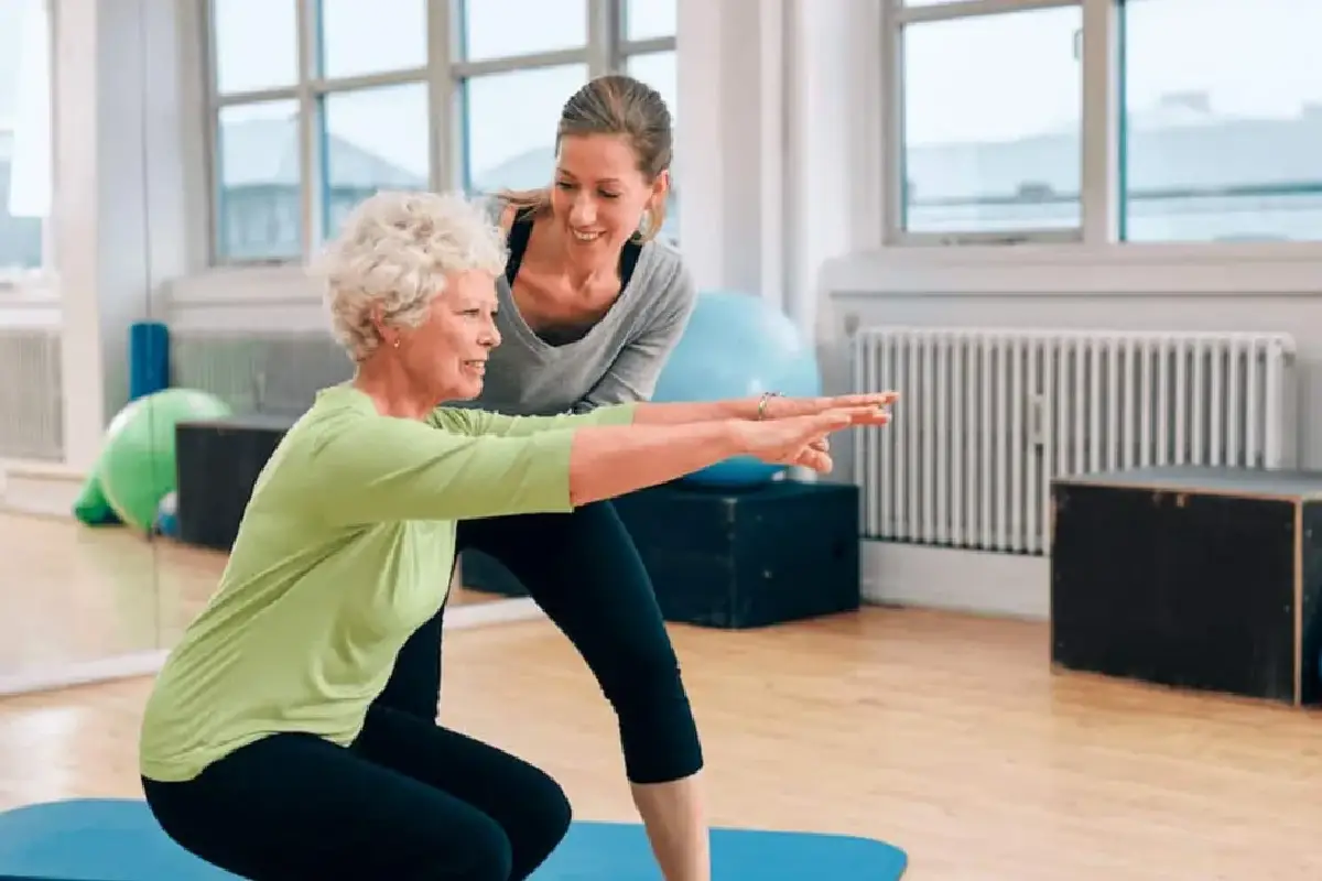 Ne kolesarjenje, ne hoja: Preprost gib, ki ščiti kolena starejših odraslih