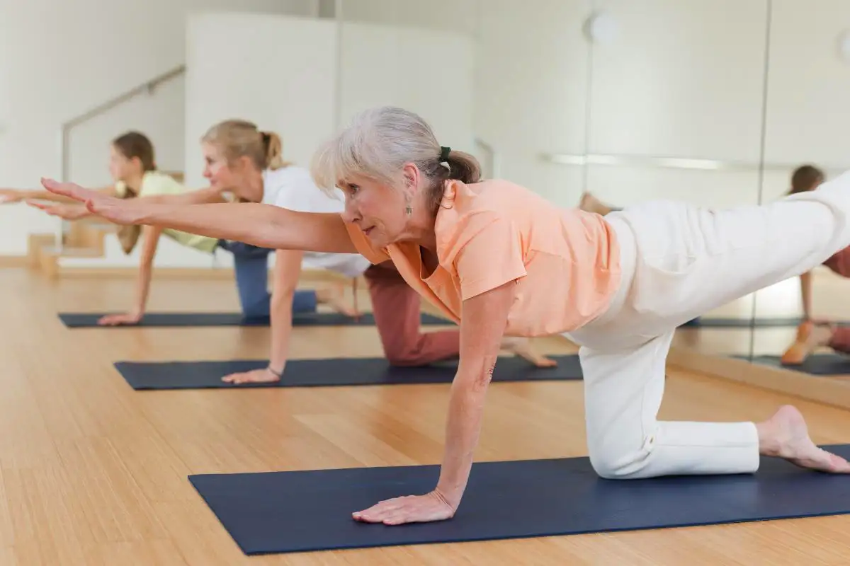 Ne kolesarjenje, ne hoja: Preprost gib, ki ščiti kolena starejših odraslih