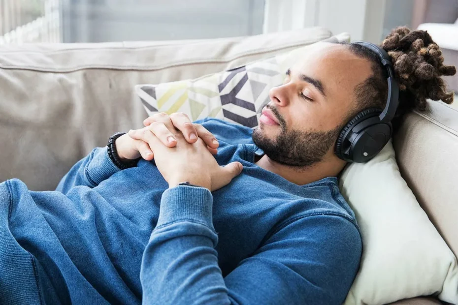 Zakaj spanje z ušesnimi slušalkami ni nedolžna navada 